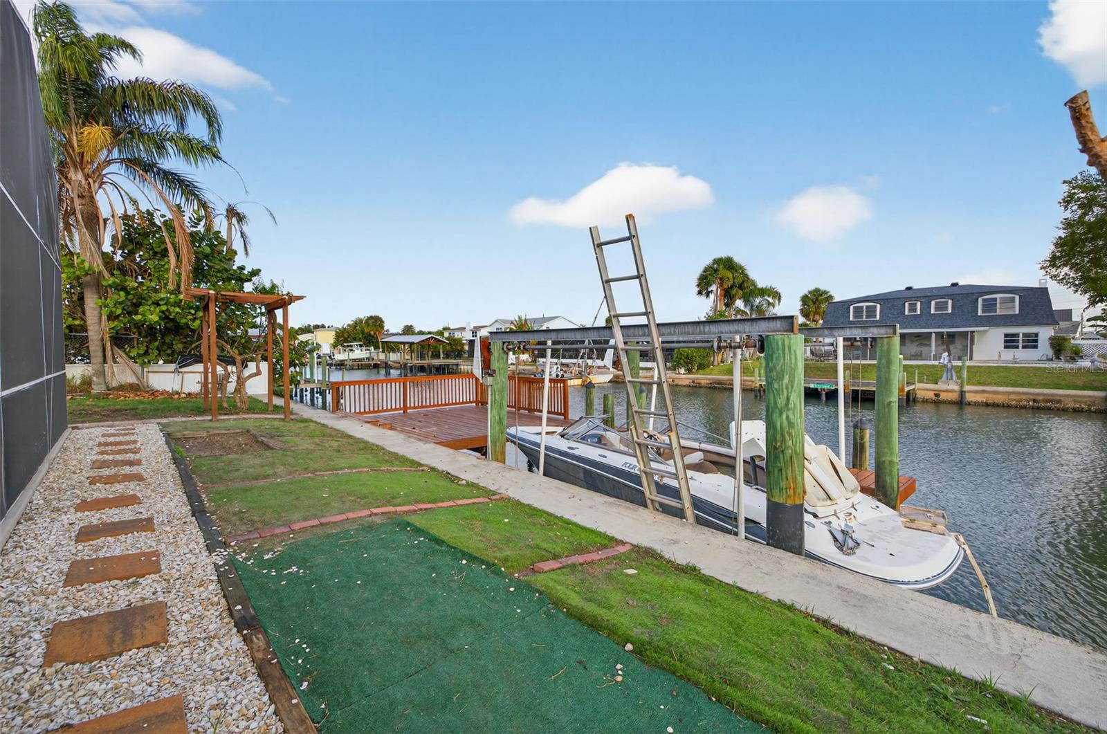 Listing photo id 25 for 8711 Bay Crest Lane