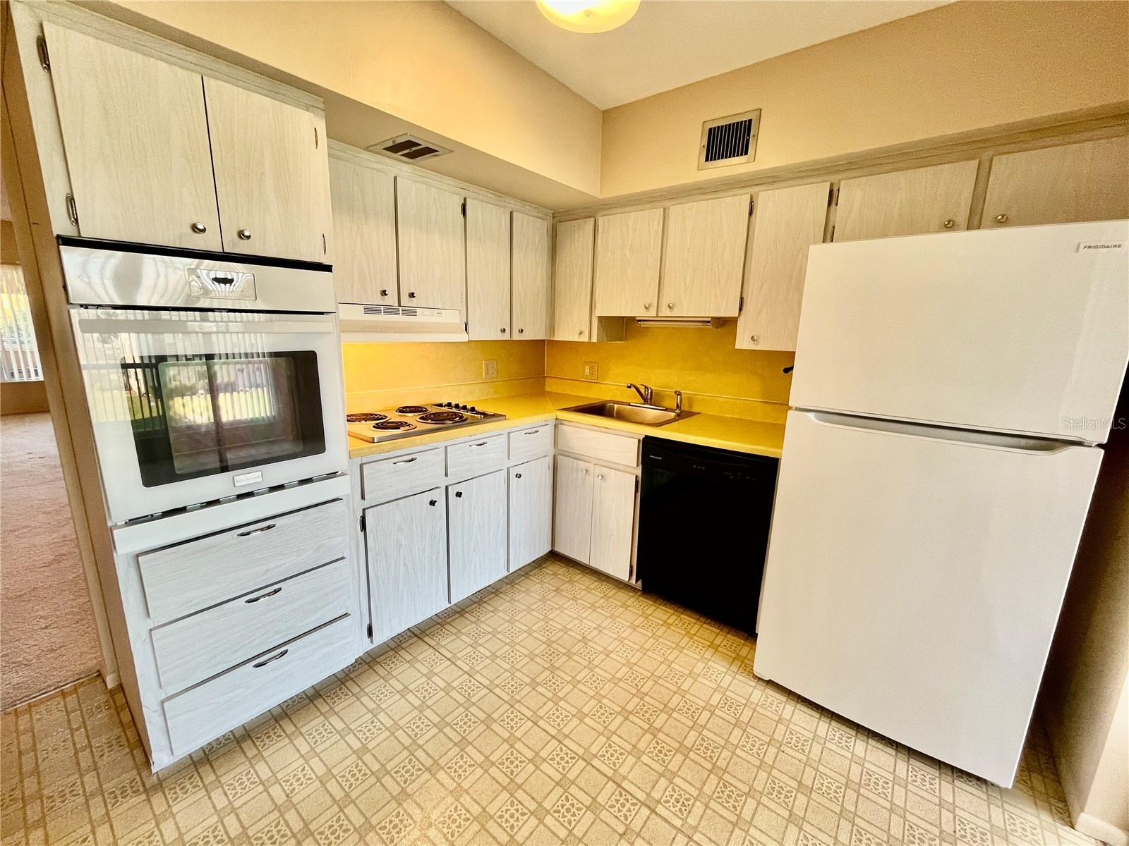 Image 10 of 45 For 2041 Australia Way W 49