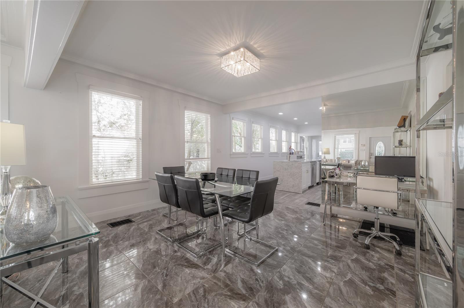 Image 9 of 51 For 2921 El Prado Boulevard 2921