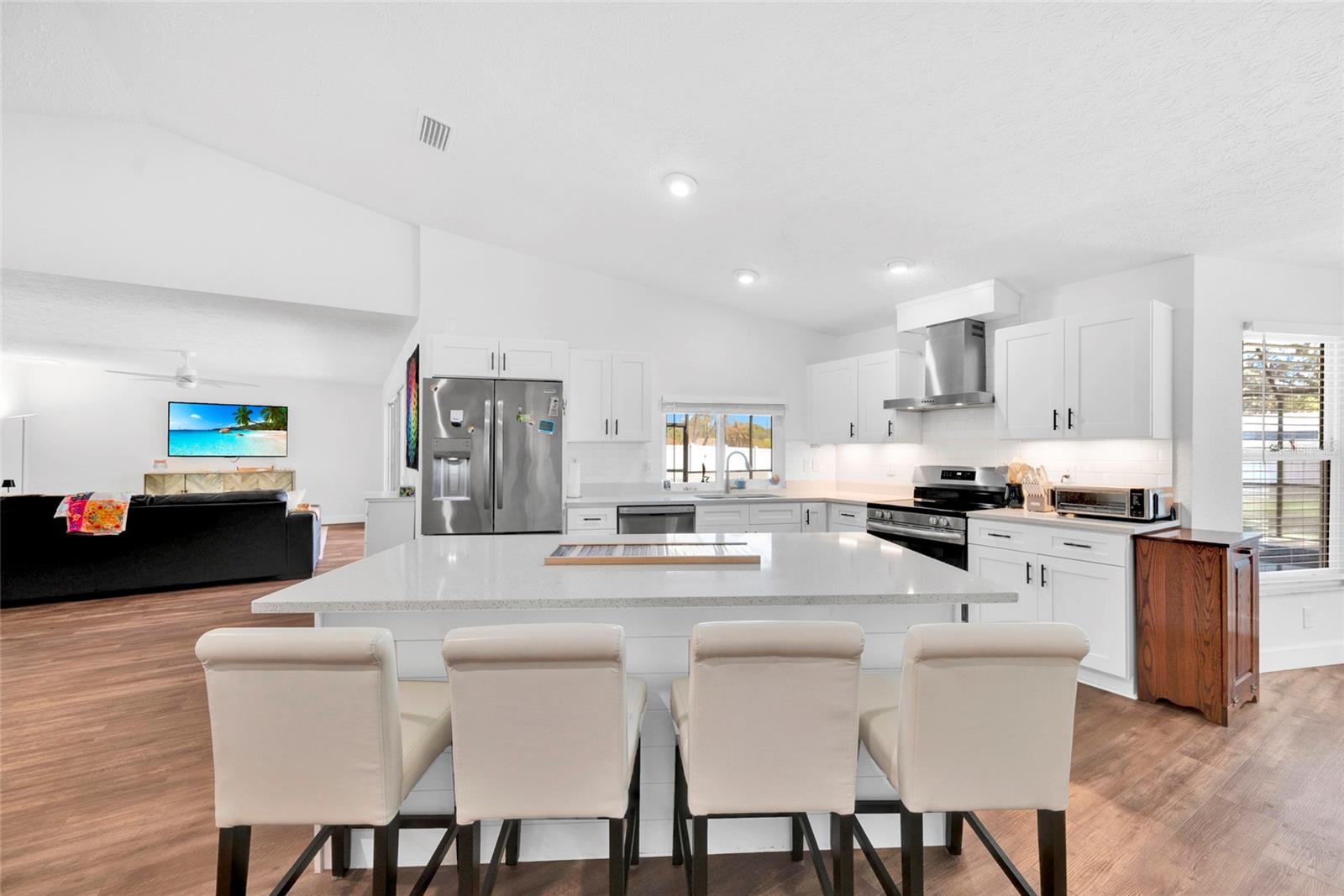 Listing photo id 8 for 2272 Ancho Avenue