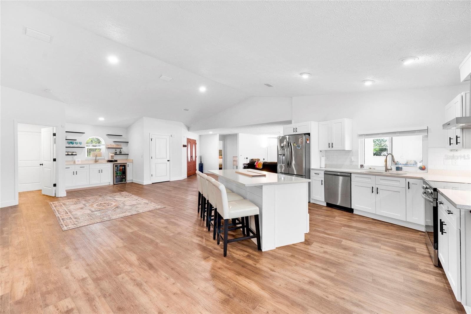 Listing photo id 9 for 2272 Ancho Avenue