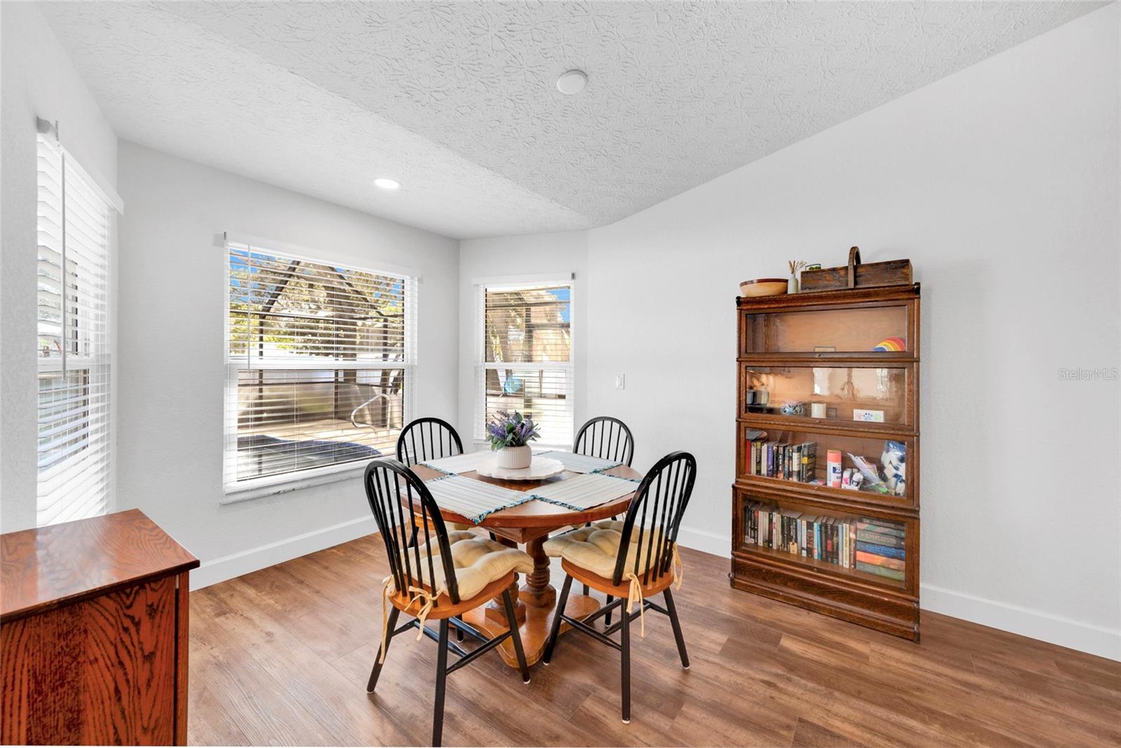 Listing photo id 10 for 2272 Ancho Avenue