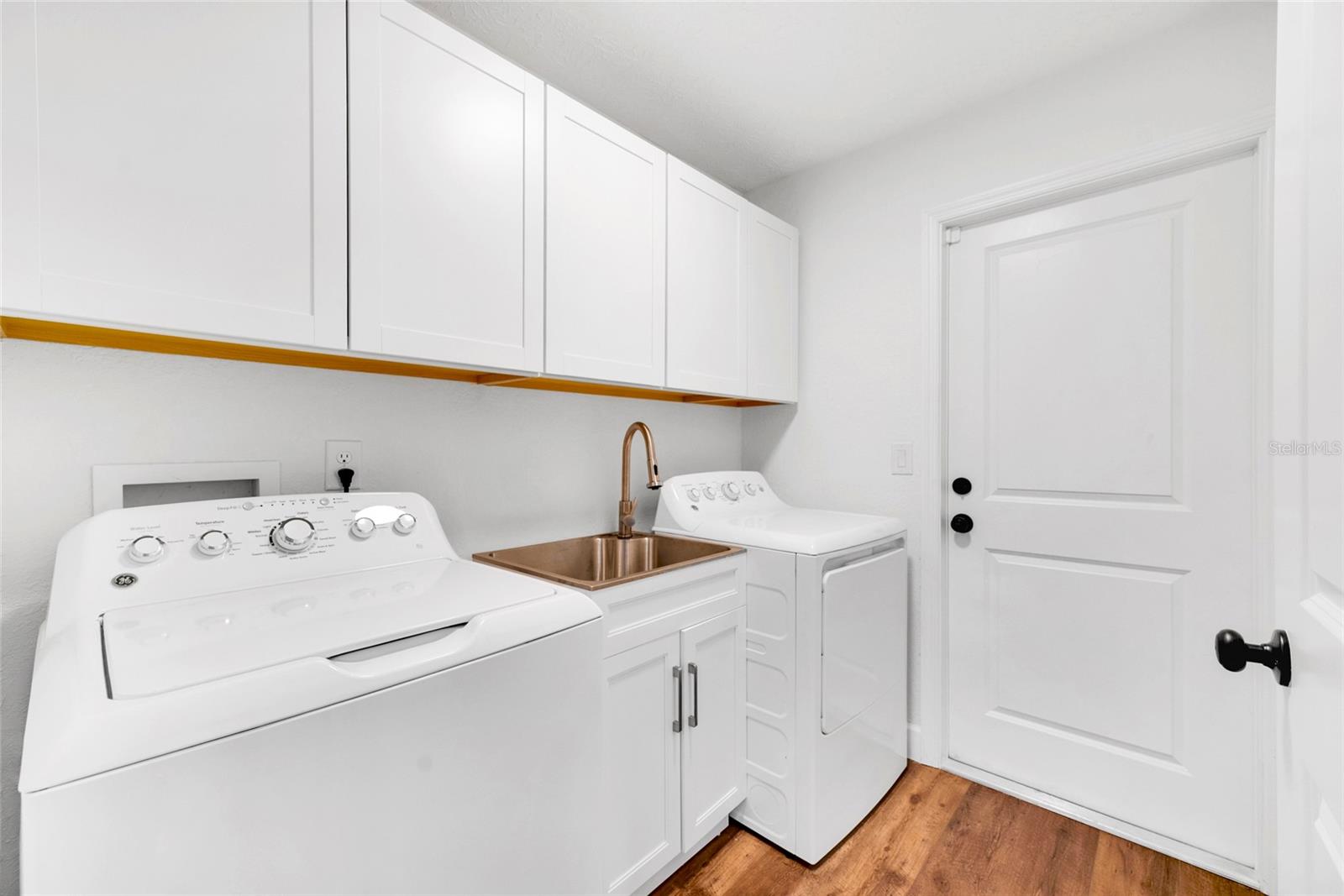 Listing photo id 12 for 2272 Ancho Avenue