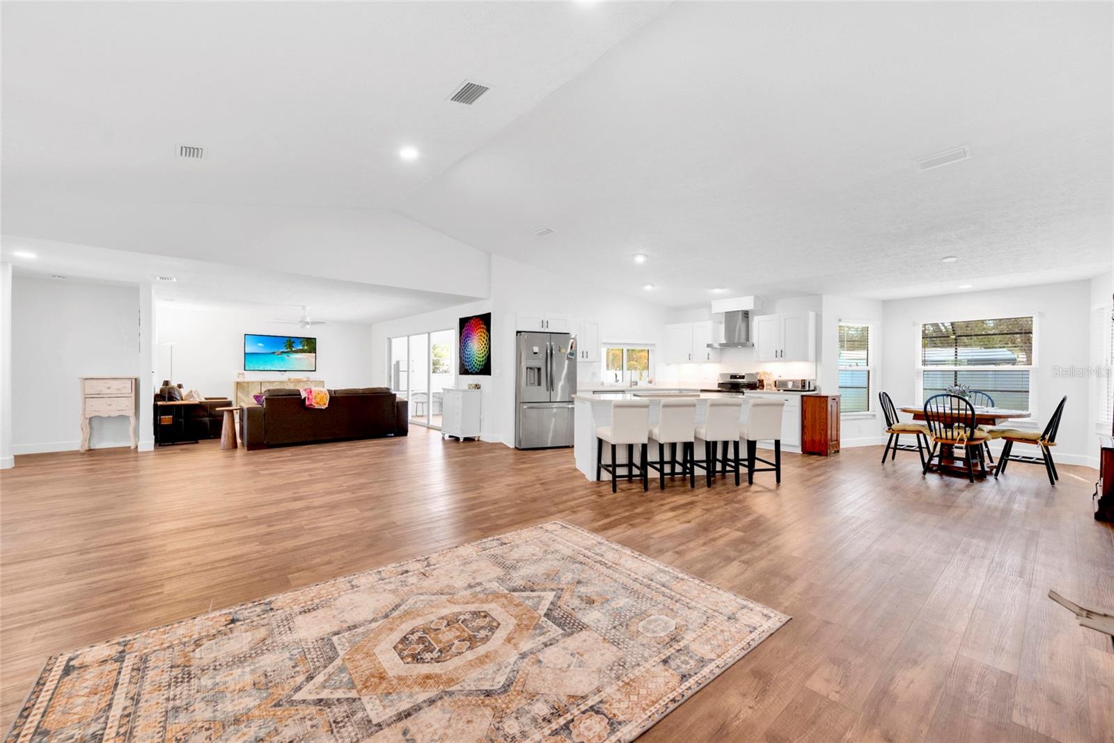 Listing photo id 14 for 2272 Ancho Avenue