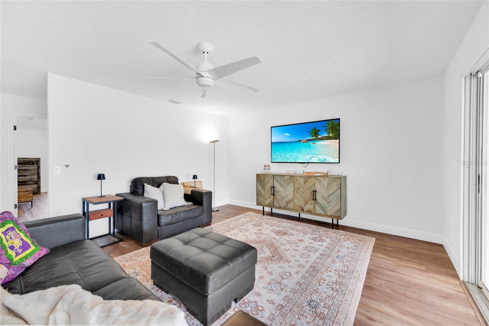 Listing photo id 16 for 2272 Ancho Avenue