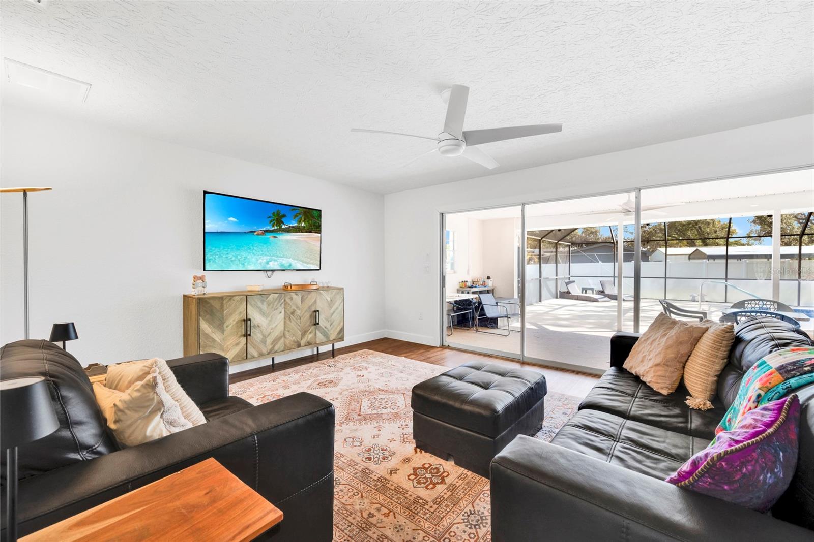 Listing photo id 17 for 2272 Ancho Avenue