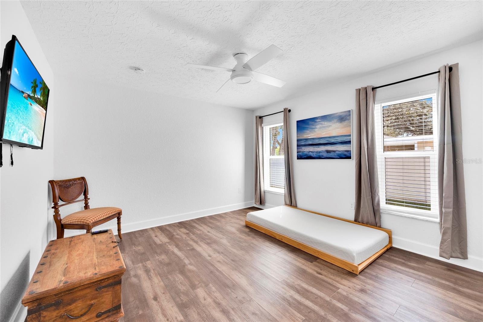 Listing photo id 25 for 2272 Ancho Avenue