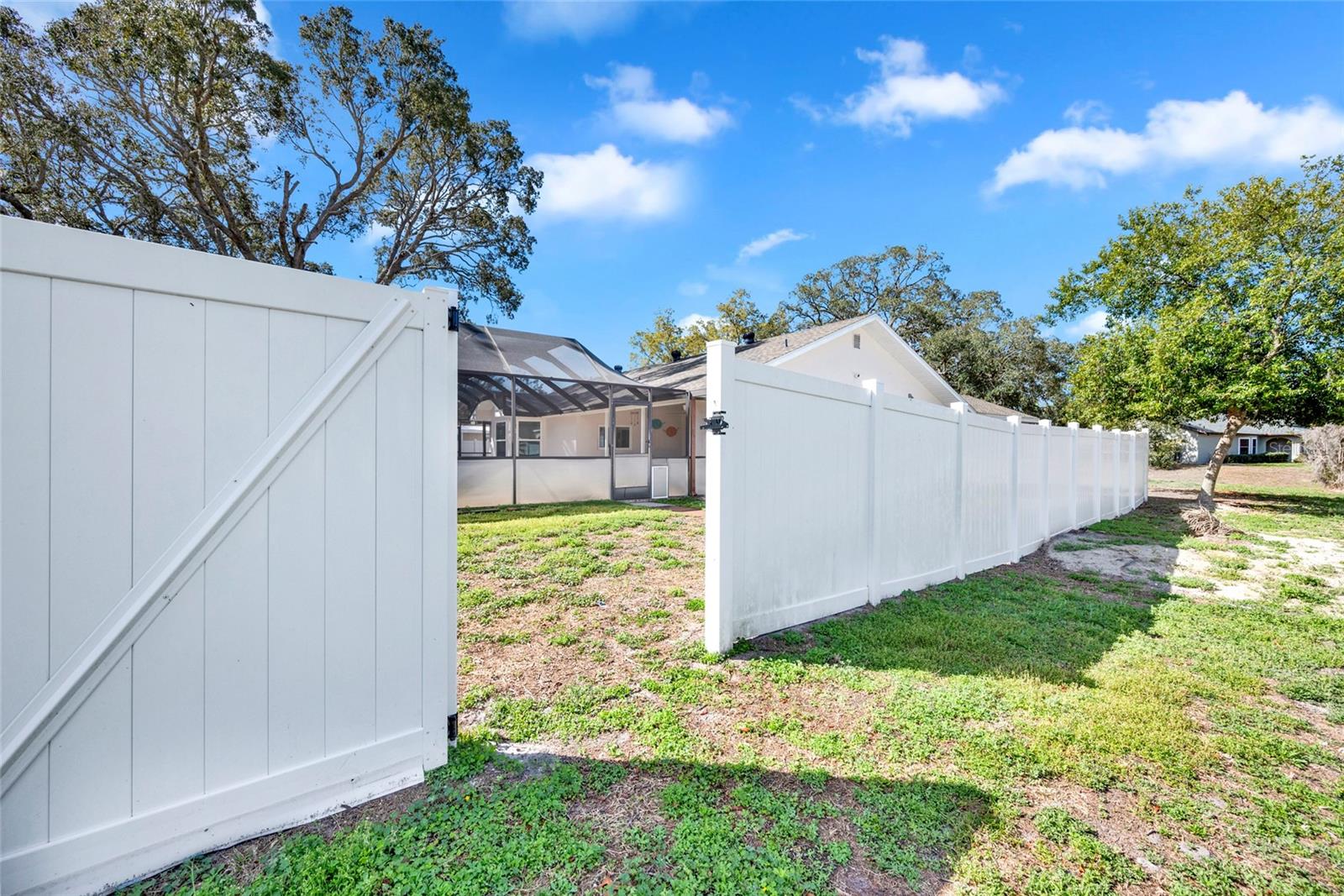 Listing photo id 39 for 2272 Ancho Avenue