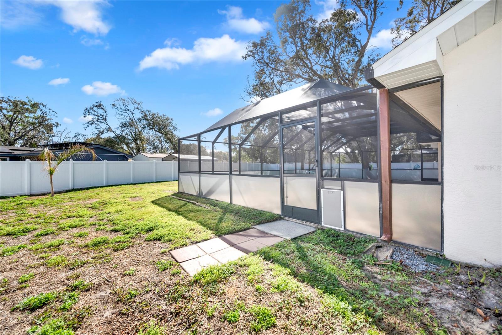 Listing photo id 40 for 2272 Ancho Avenue