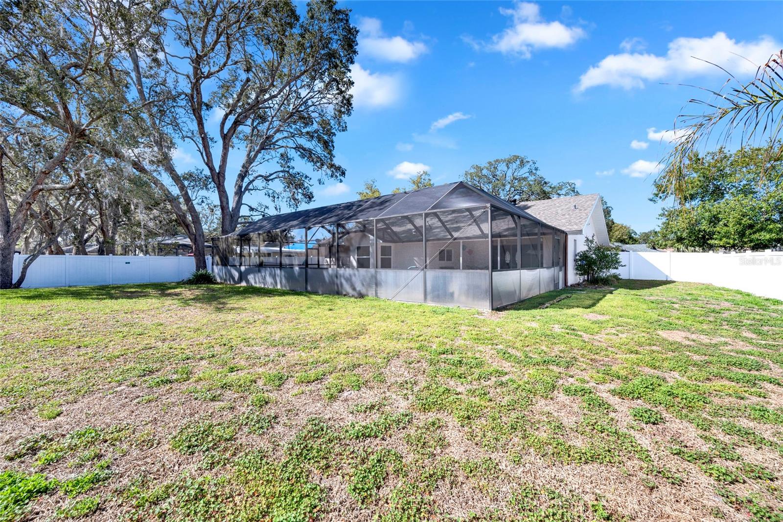 Listing photo id 41 for 2272 Ancho Avenue