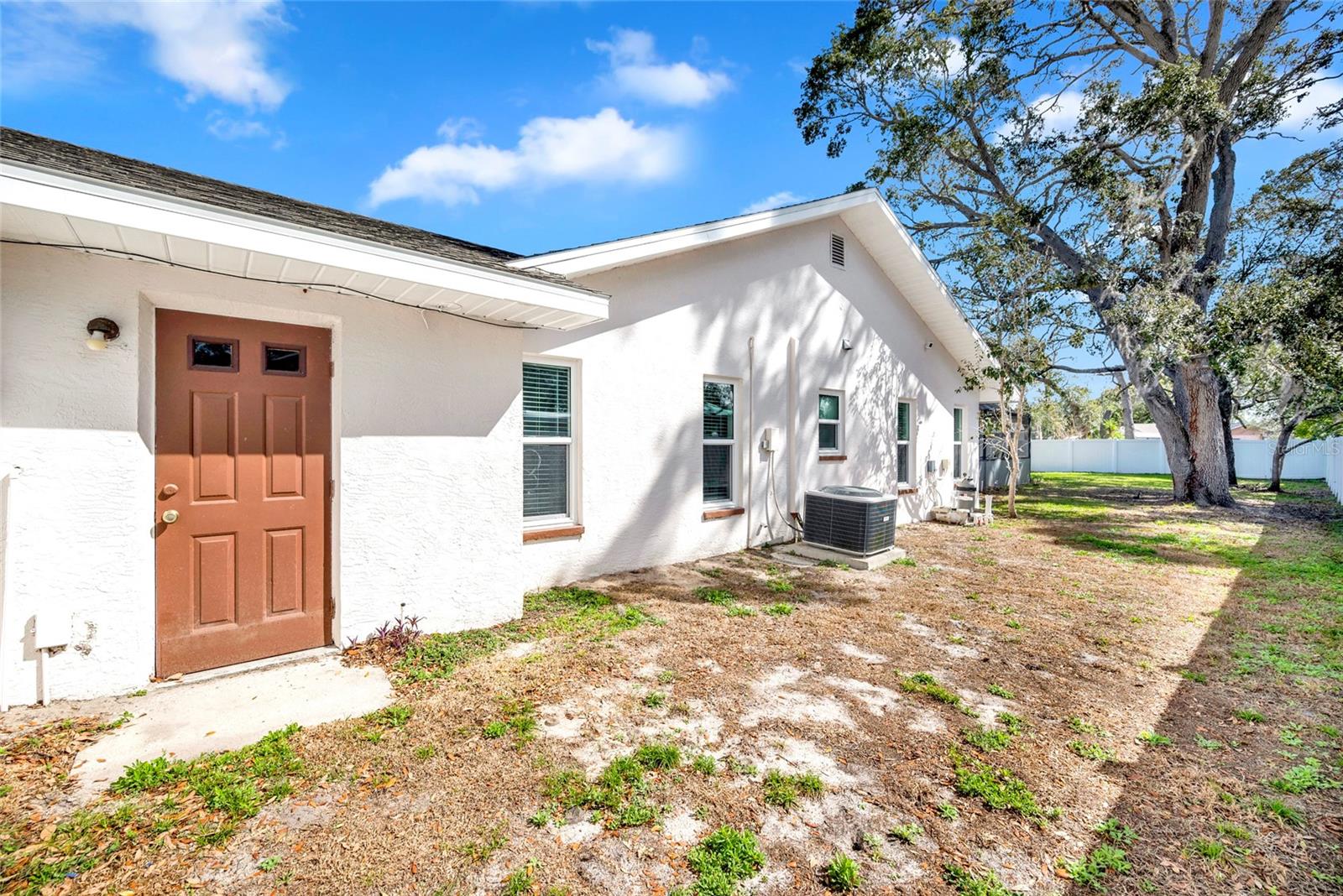 Listing photo id 46 for 2272 Ancho Avenue