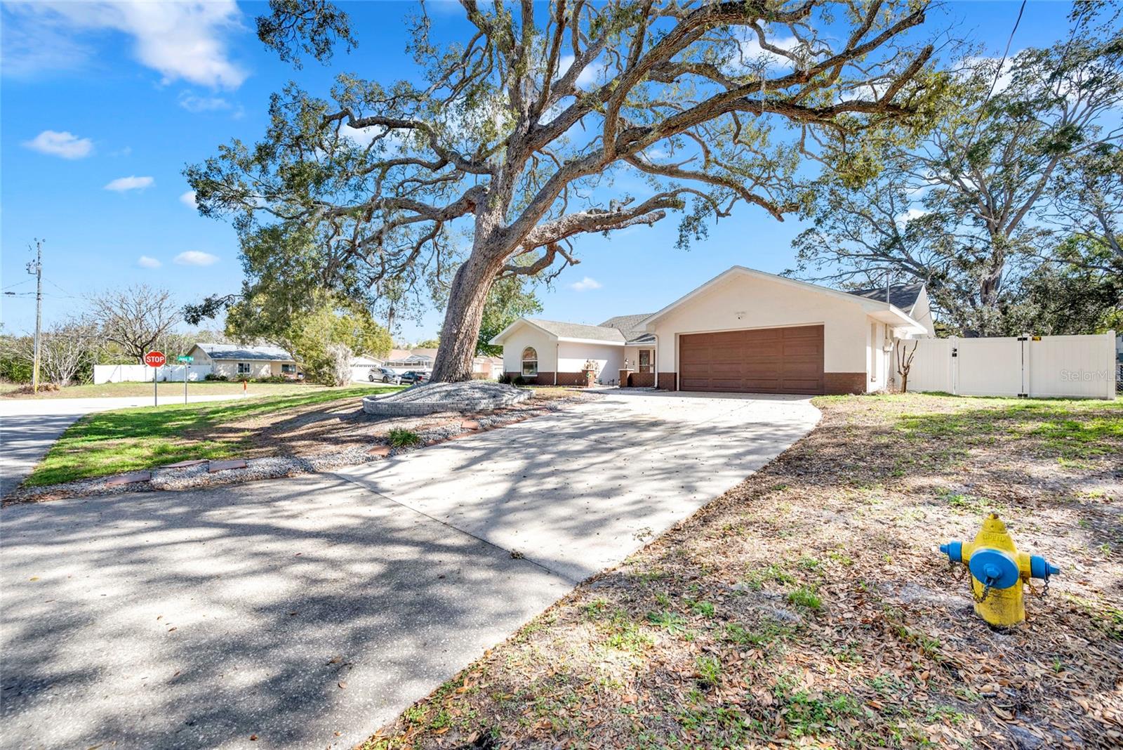 Listing photo id 48 for 2272 Ancho Avenue