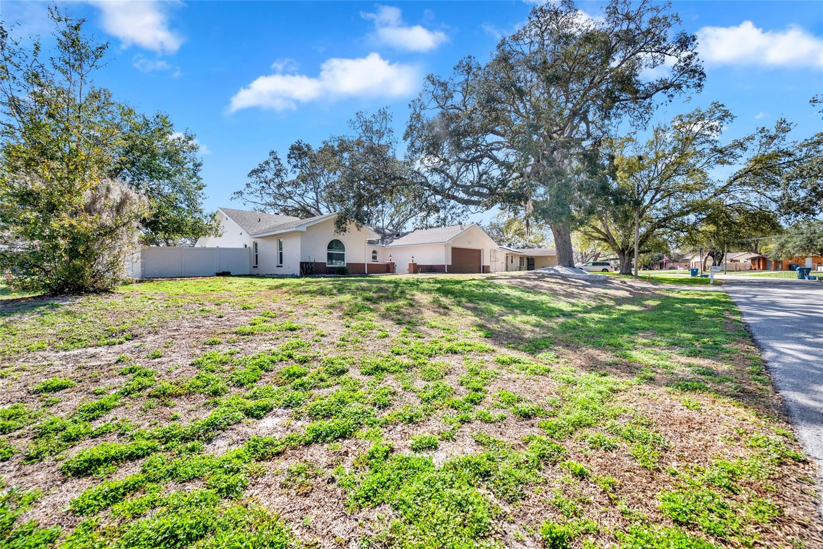 Listing photo id 50 for 2272 Ancho Avenue