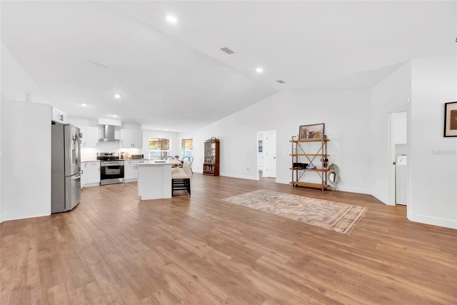 Listing photo id 5 for 2272 Ancho Avenue