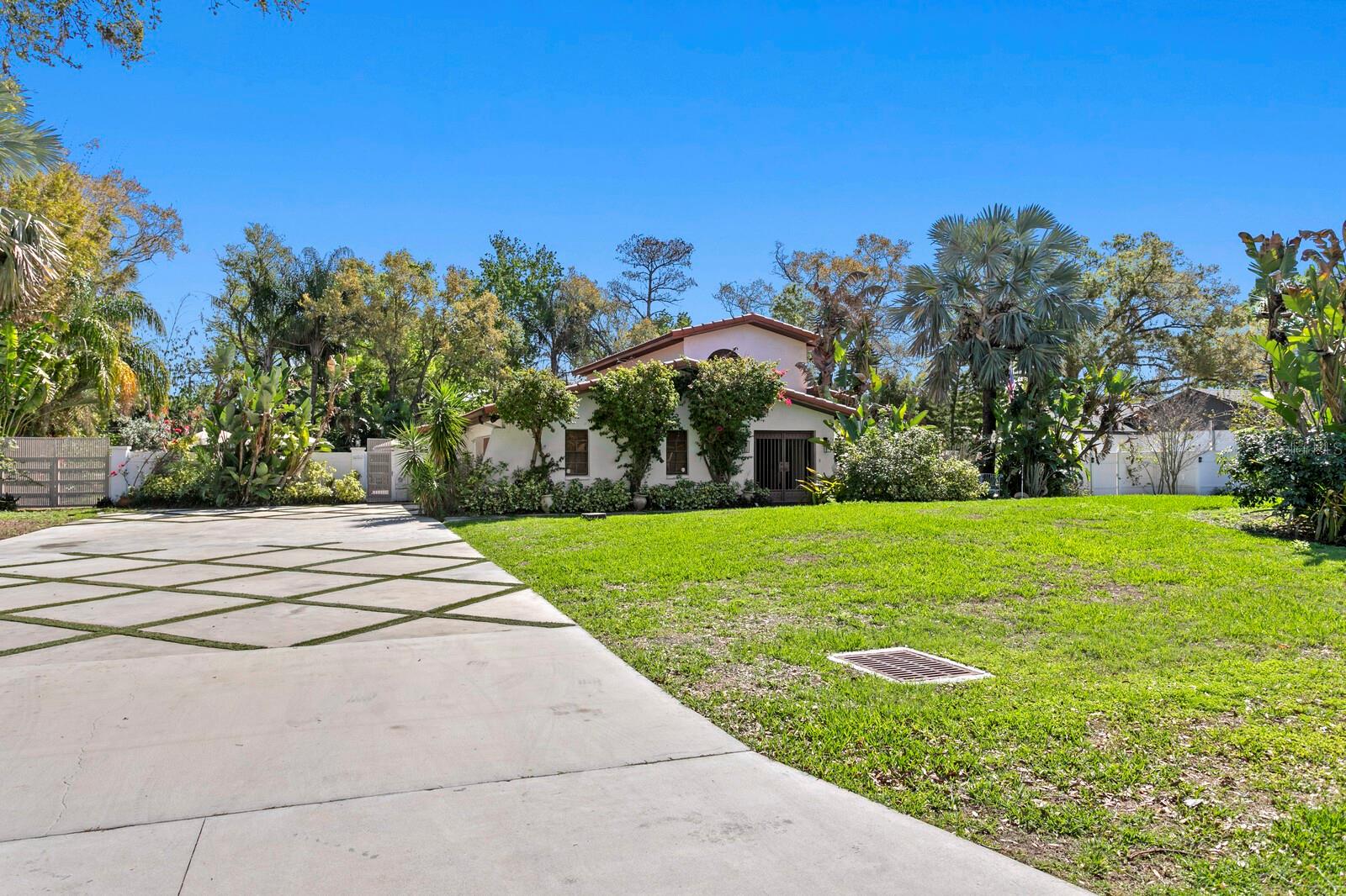 Listing photo id 0 for 7915 Flowerfield Drive