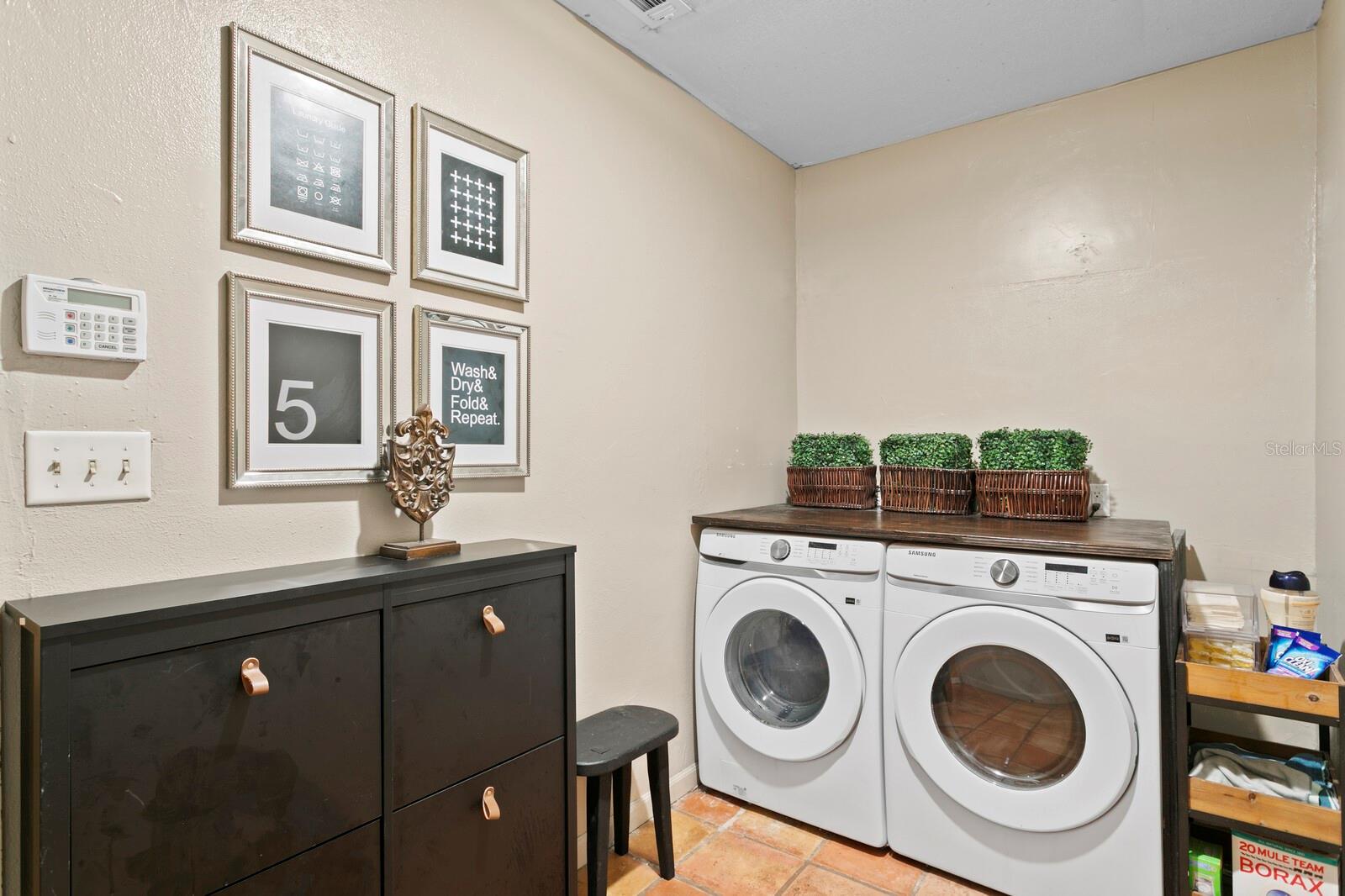 Listing photo id 35 for 7915 Flowerfield Drive