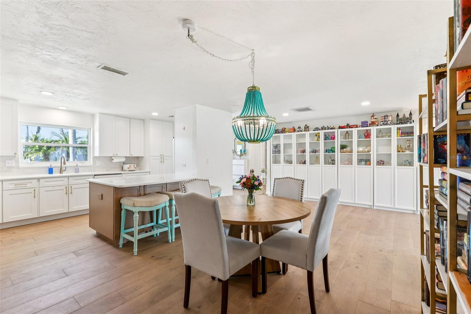 Listing photo id 9 for 6950 Grande Vista Way S