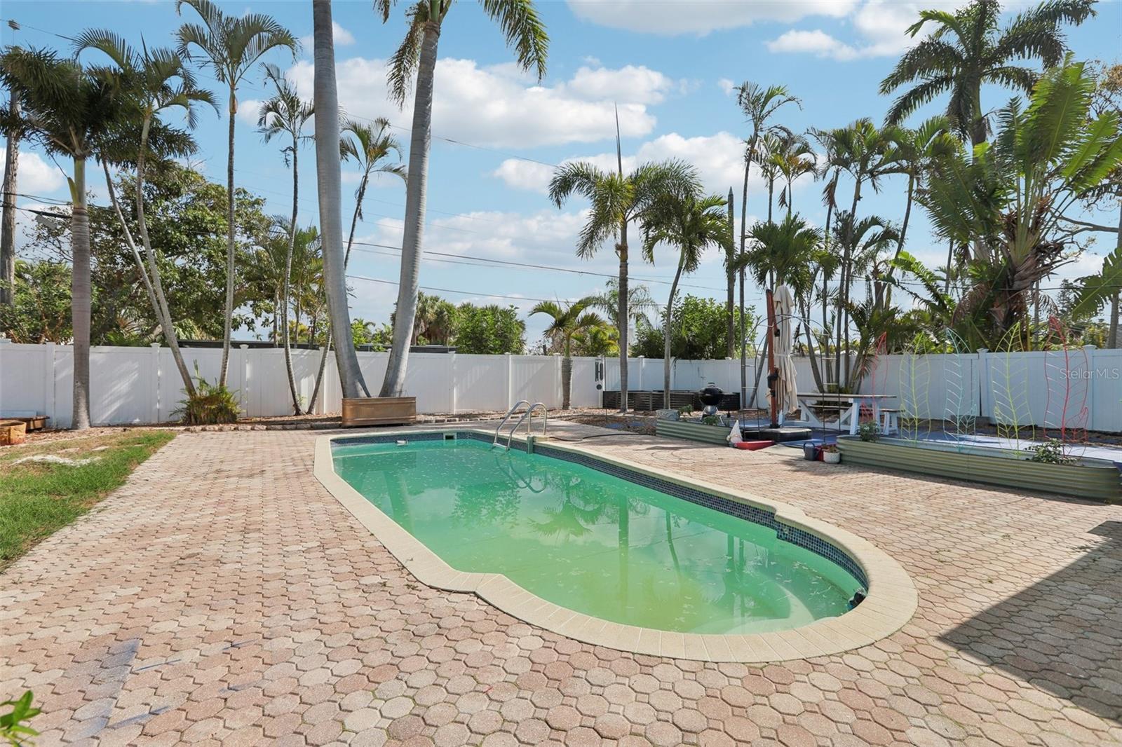 Listing photo id 0 for 6950 Grande Vista Way S