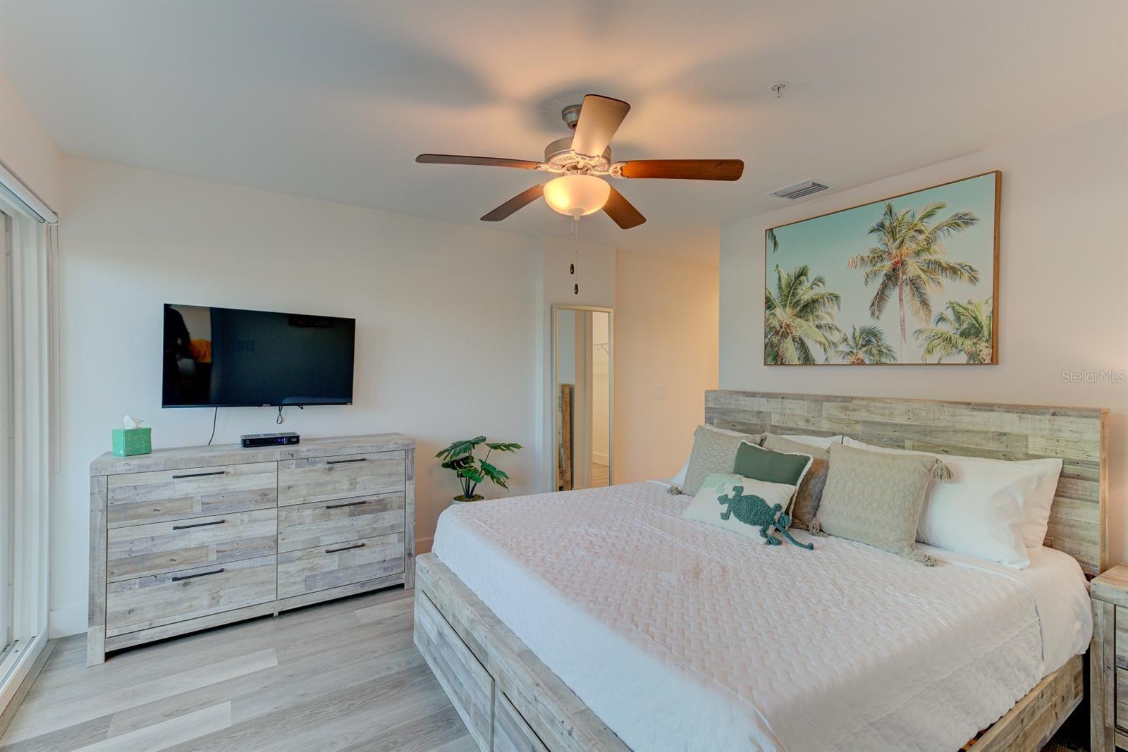 Listing photo id 11 for 15305 1st Street E 202