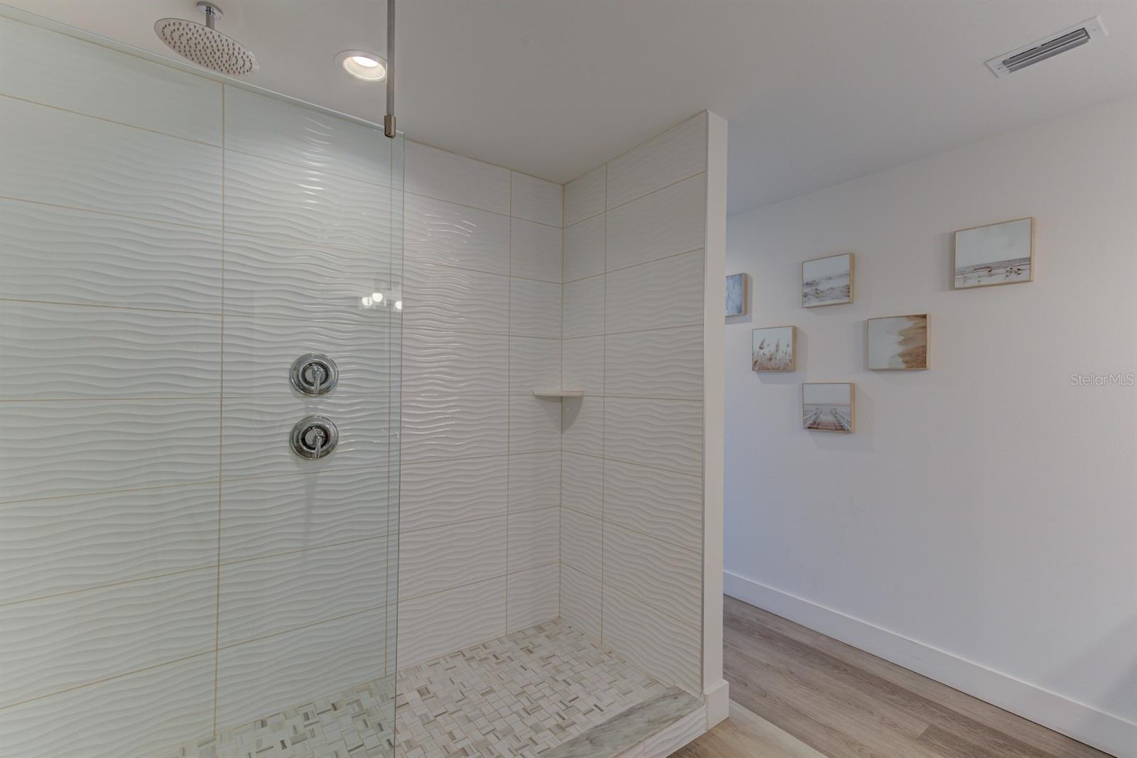 Listing photo id 15 for 15305 1st Street E 202