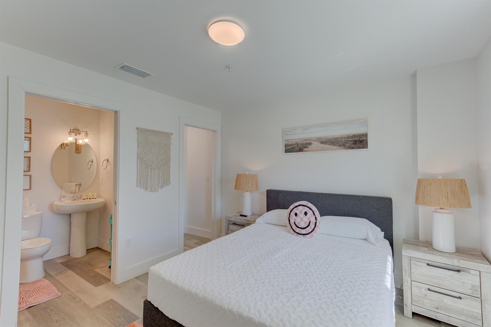 Listing photo id 18 for 15305 1st Street E 202