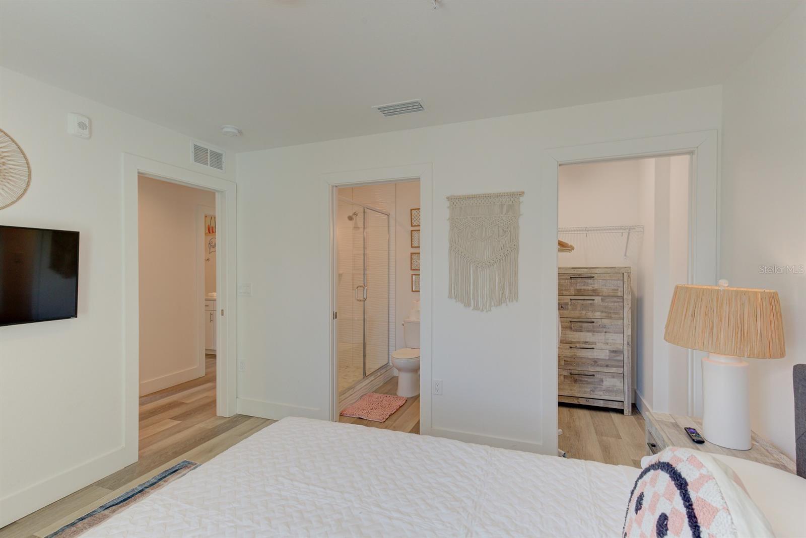 Listing photo id 19 for 15305 1st Street E 202