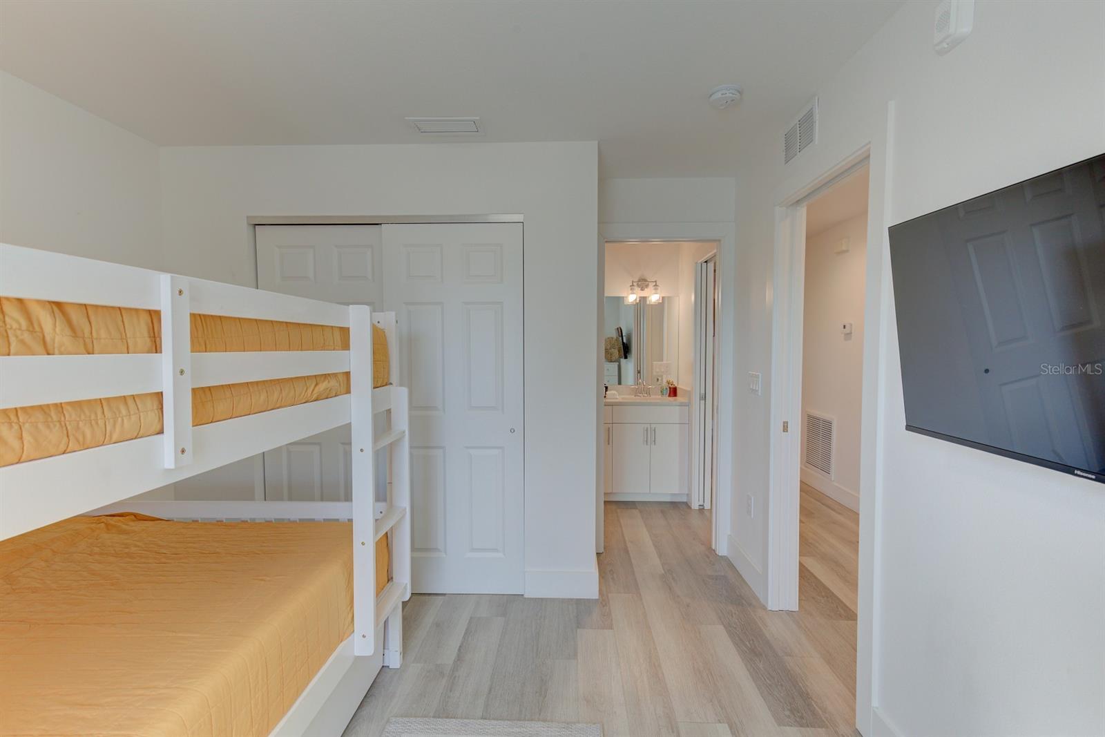 Listing photo id 25 for 15305 1st Street E 202