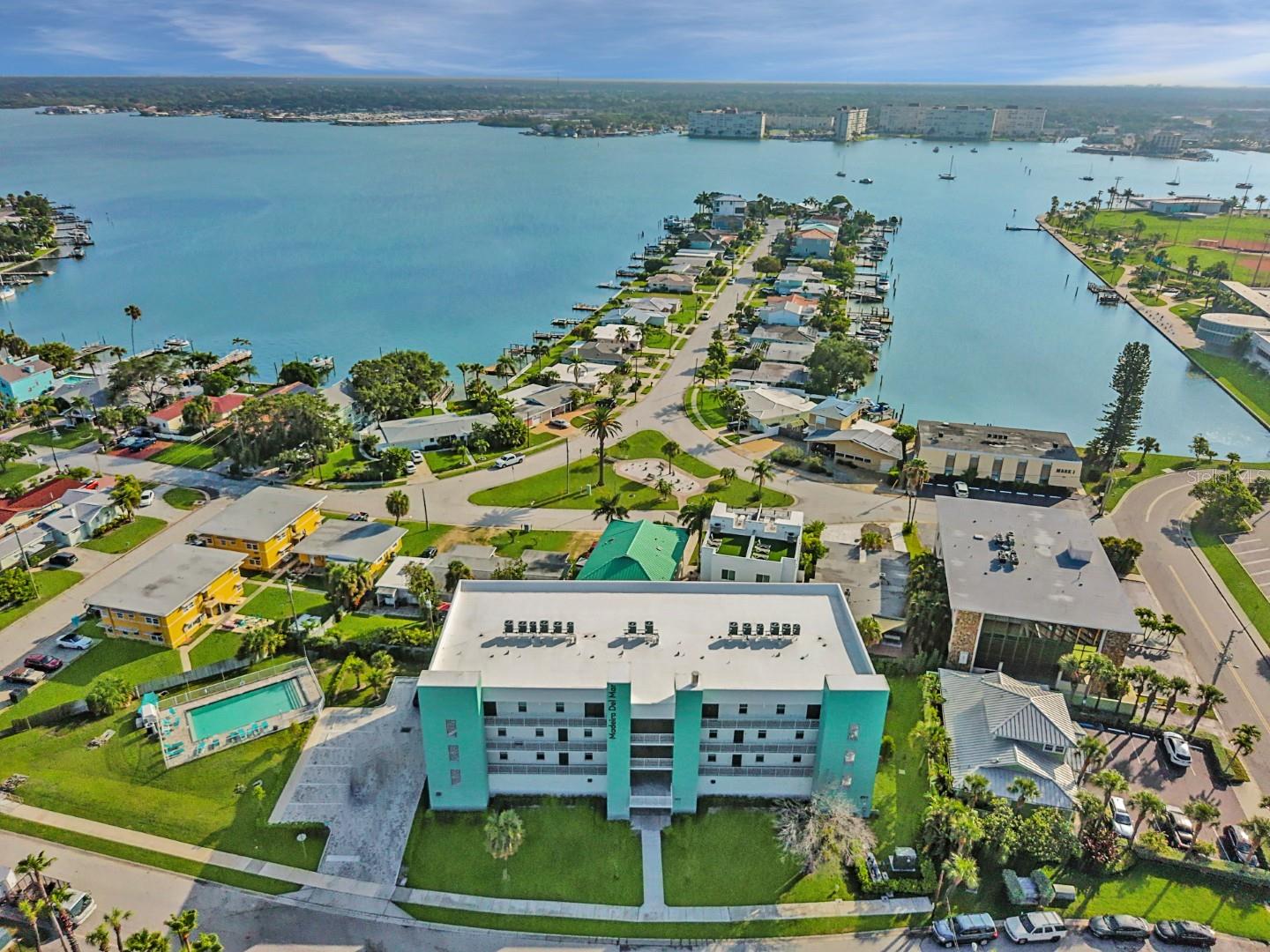 Listing photo id 32 for 15305 1st Street E 202