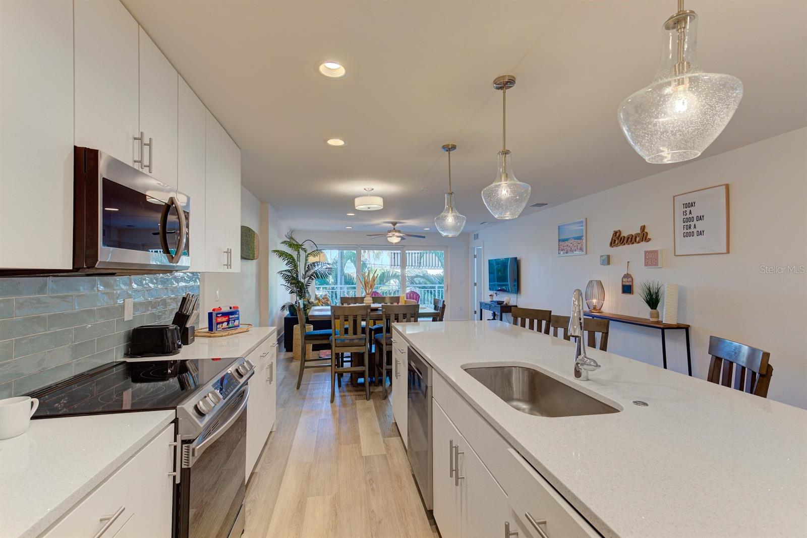 Listing photo id 4 for 15305 1st Street E 202