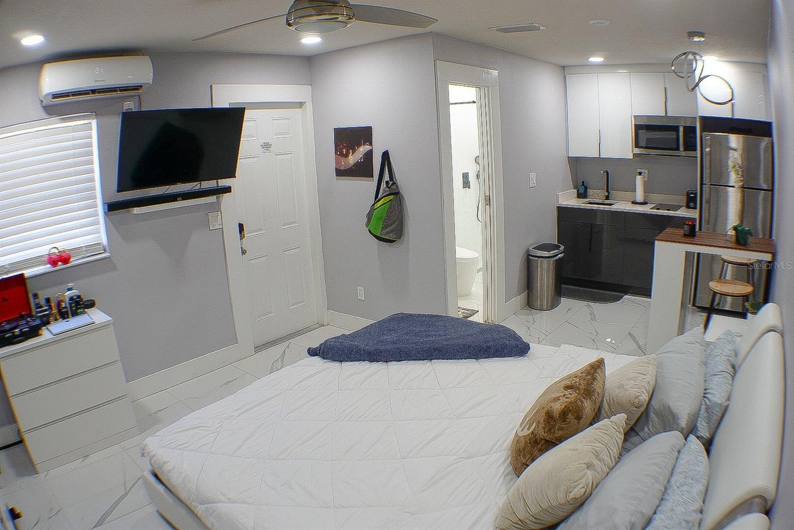 Listing photo id 9 for 6816 Creek Drive