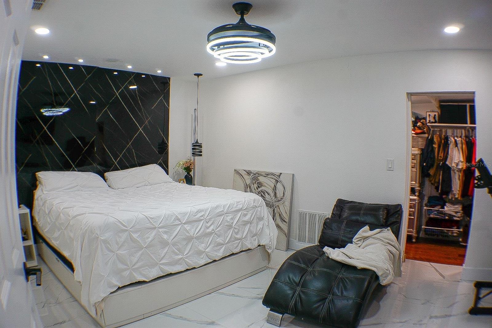 Listing photo id 12 for 6816 Creek Drive