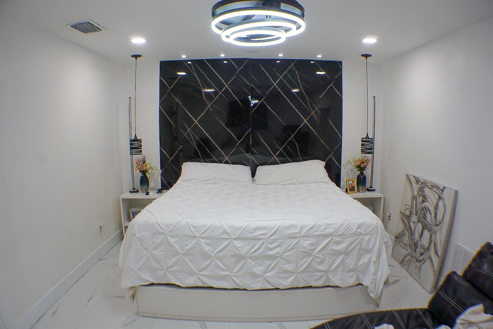 Listing photo id 14 for 6816 Creek Drive