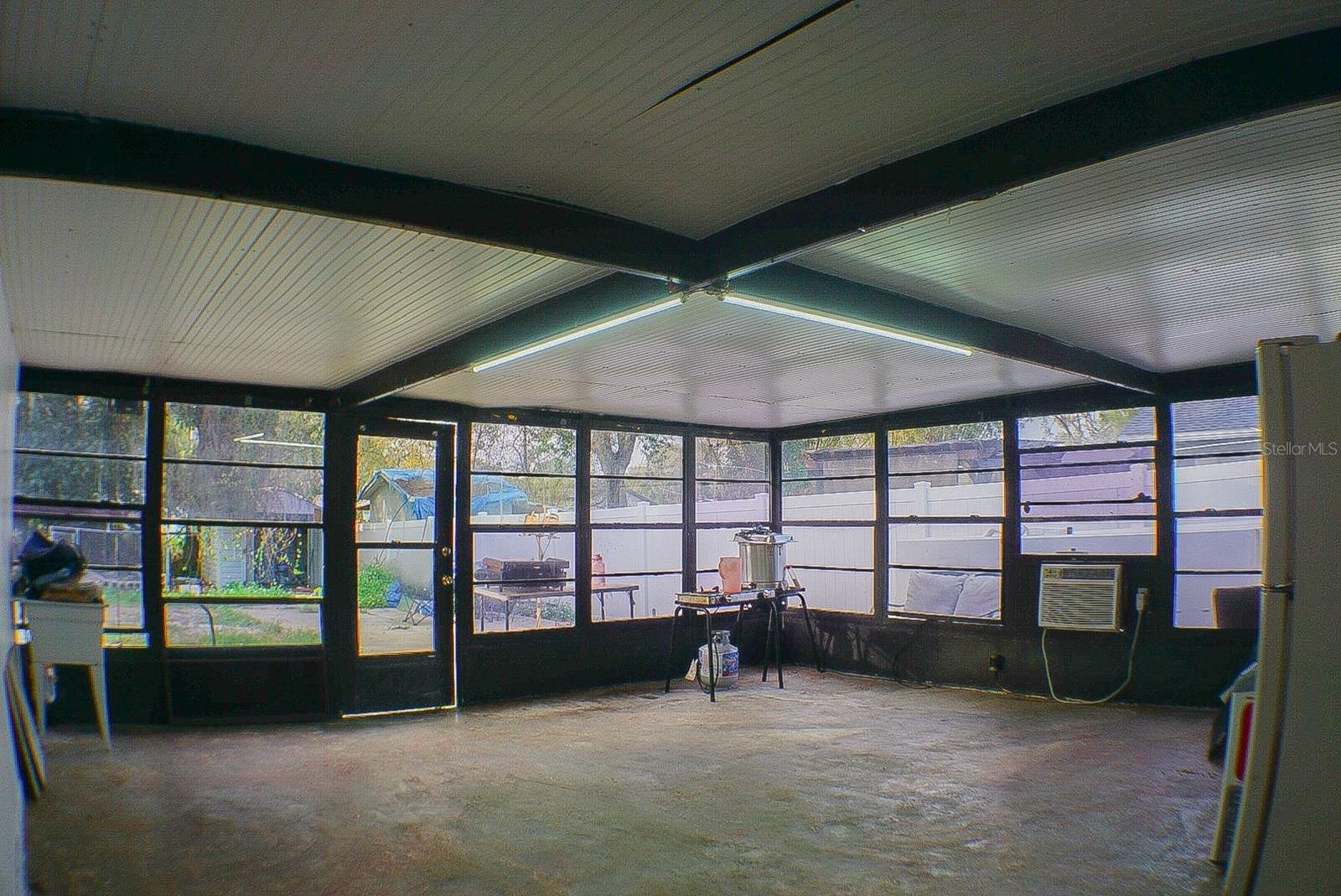 Listing photo id 21 for 6816 Creek Drive