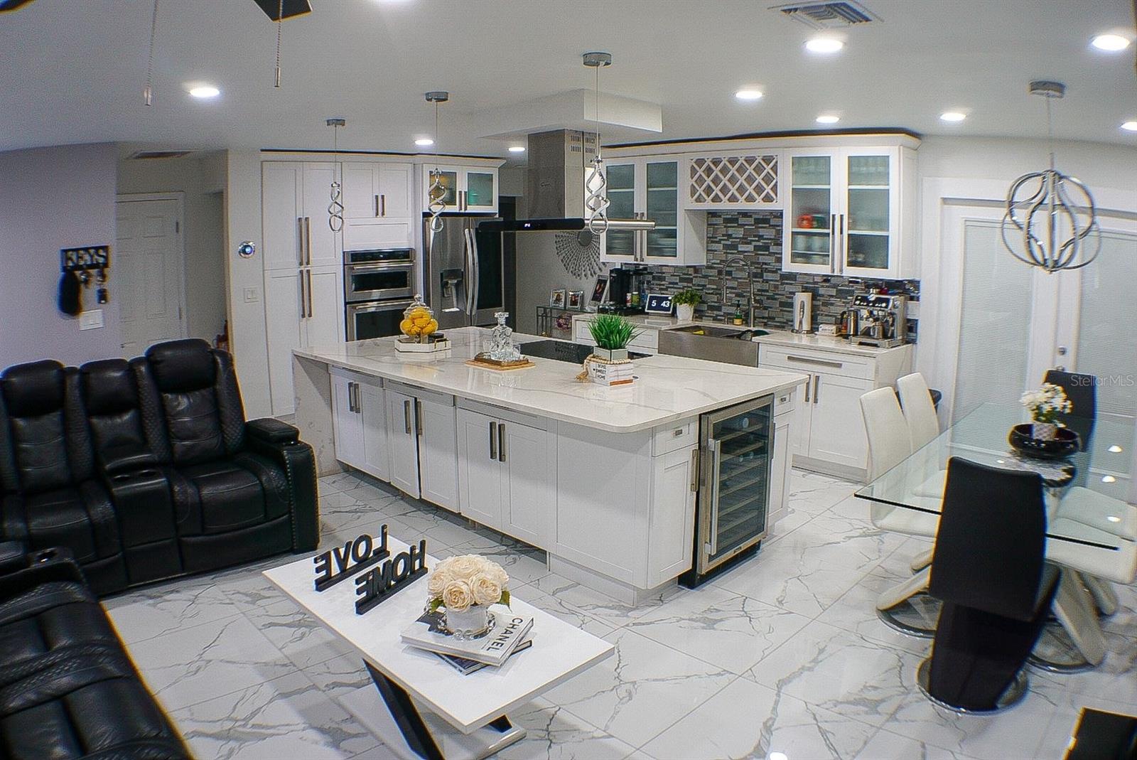 Listing photo id 1 for 6816 Creek Drive