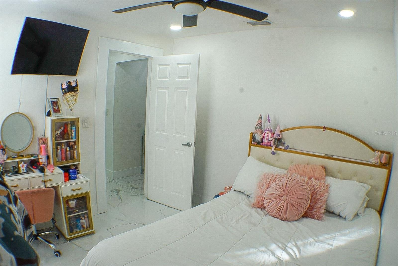 Listing photo id 31 for 6816 Creek Drive