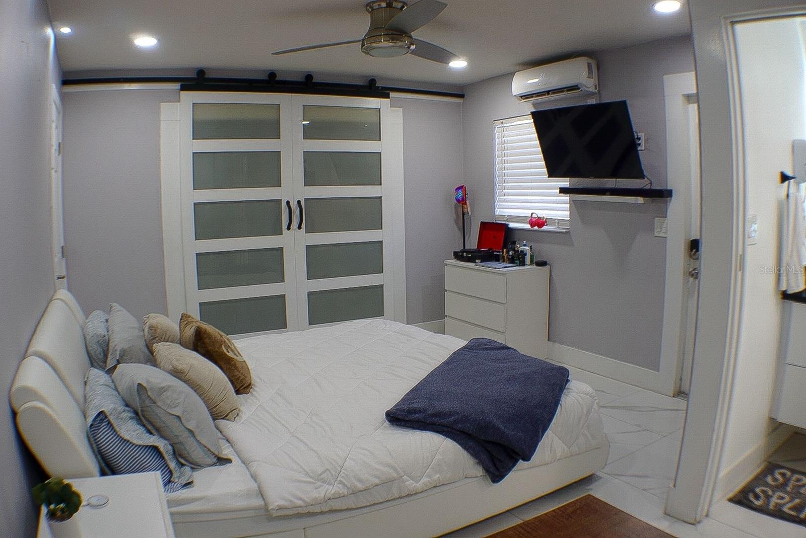 Listing photo id 3 for 6816 Creek Drive