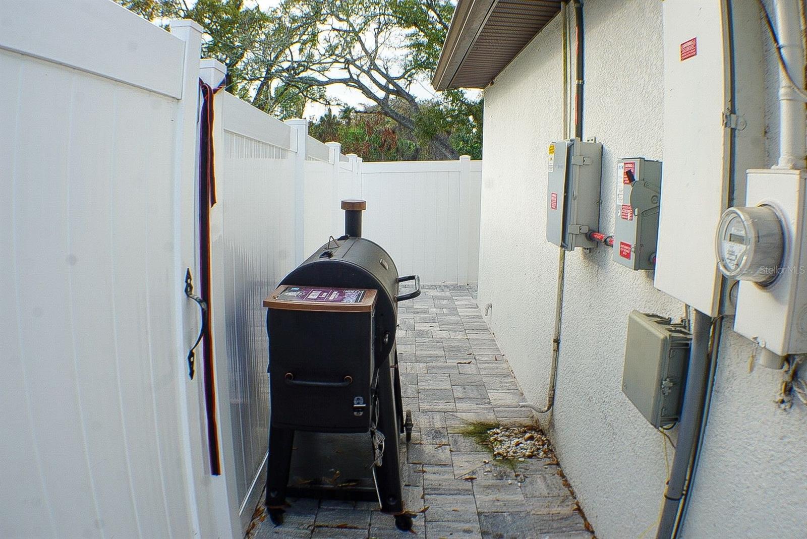 Listing photo id 4 for 6816 Creek Drive