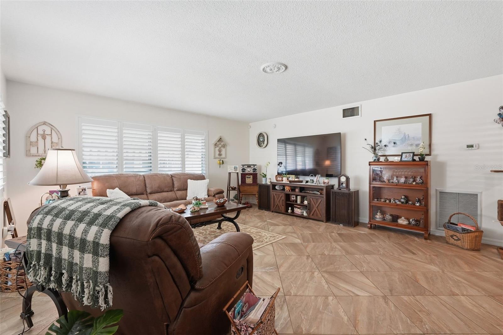 Image 3 of 20 For 250 Rosery Road Nw 351