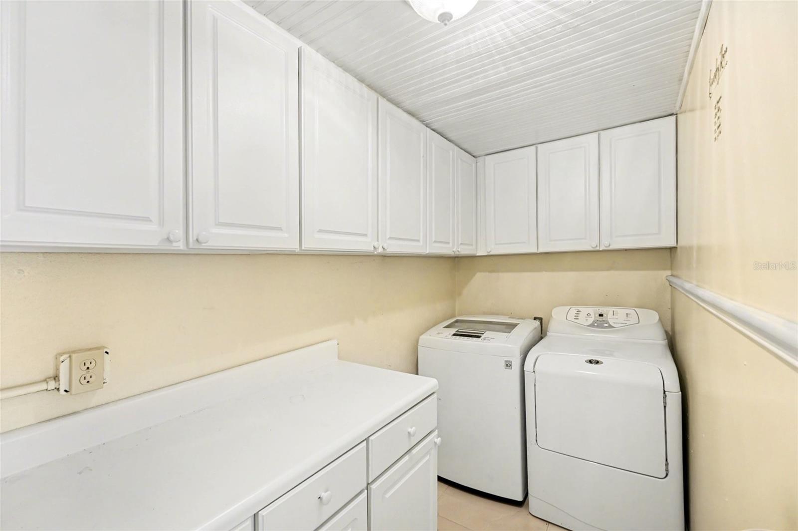 Image 10 of 32 For 202 Arlington Avenue E