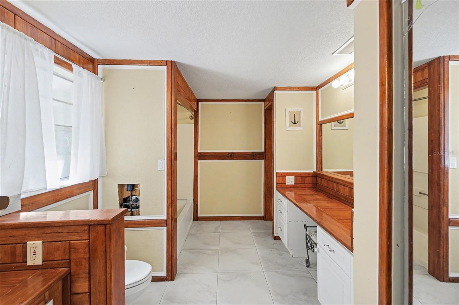 Image 21 of 32 For 202 Arlington Avenue E