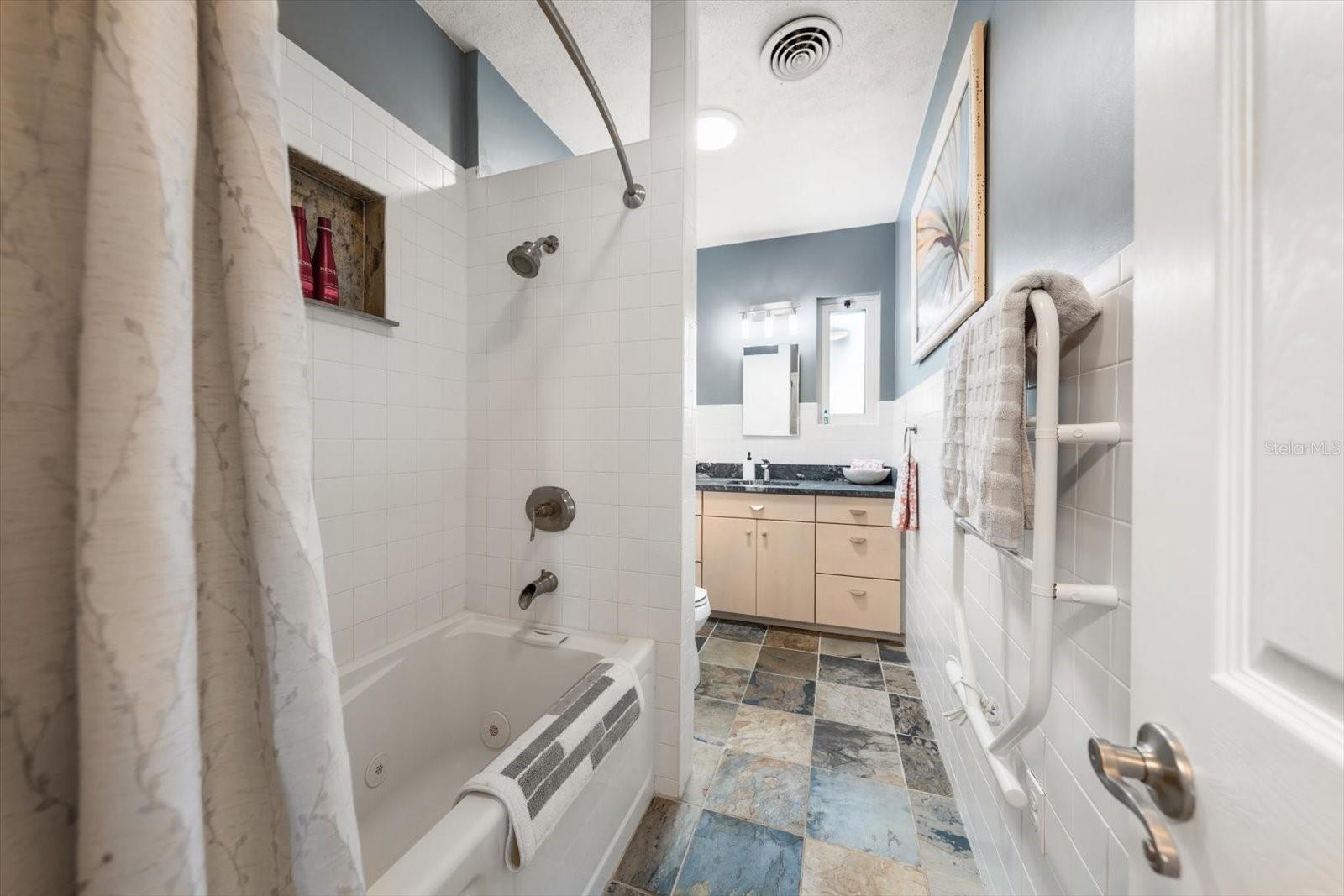 Image 29 of 57 For 210 Live Oak Lane