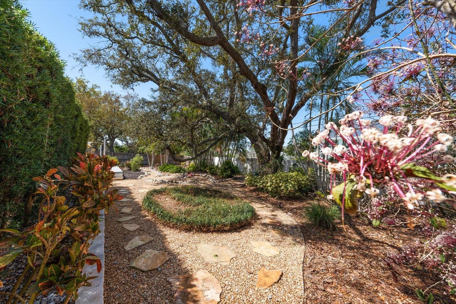 Image 33 of 57 For 210 Live Oak Lane