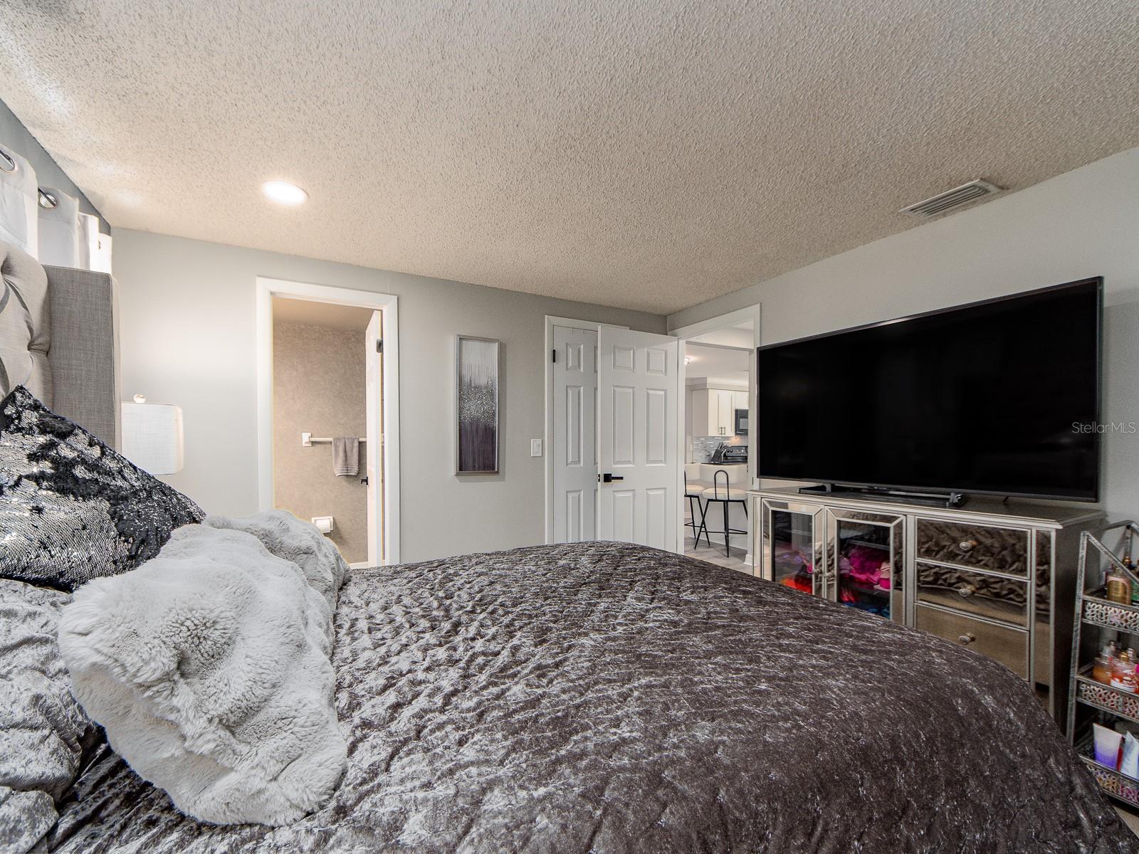 Image 14 of 32 For 3566 7th Avenue Se