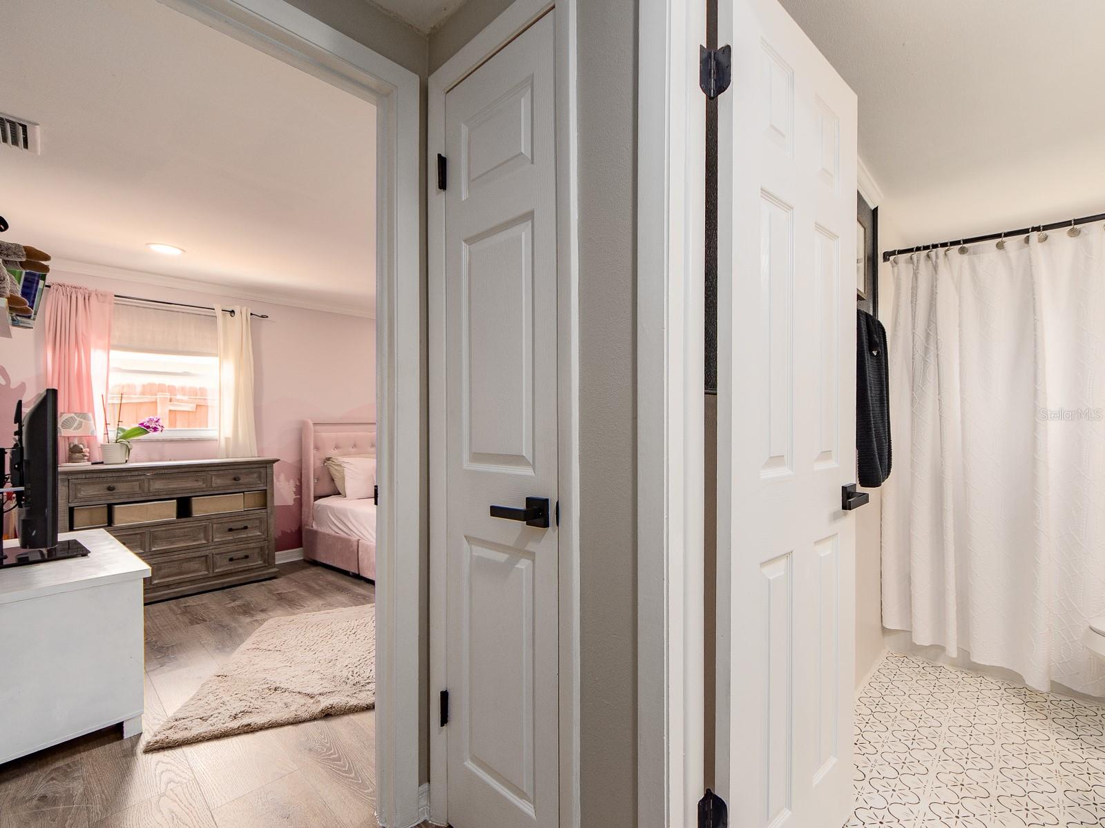 Image 18 of 32 For 3566 7th Avenue Se