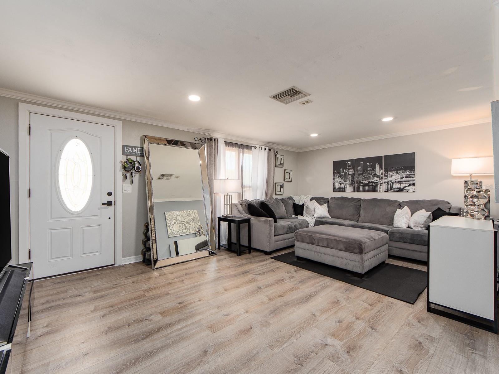 Image 3 of 32 For 3566 7th Avenue Se