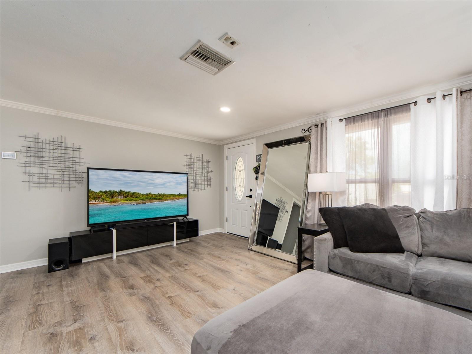 Image 5 of 32 For 3566 7th Avenue Se