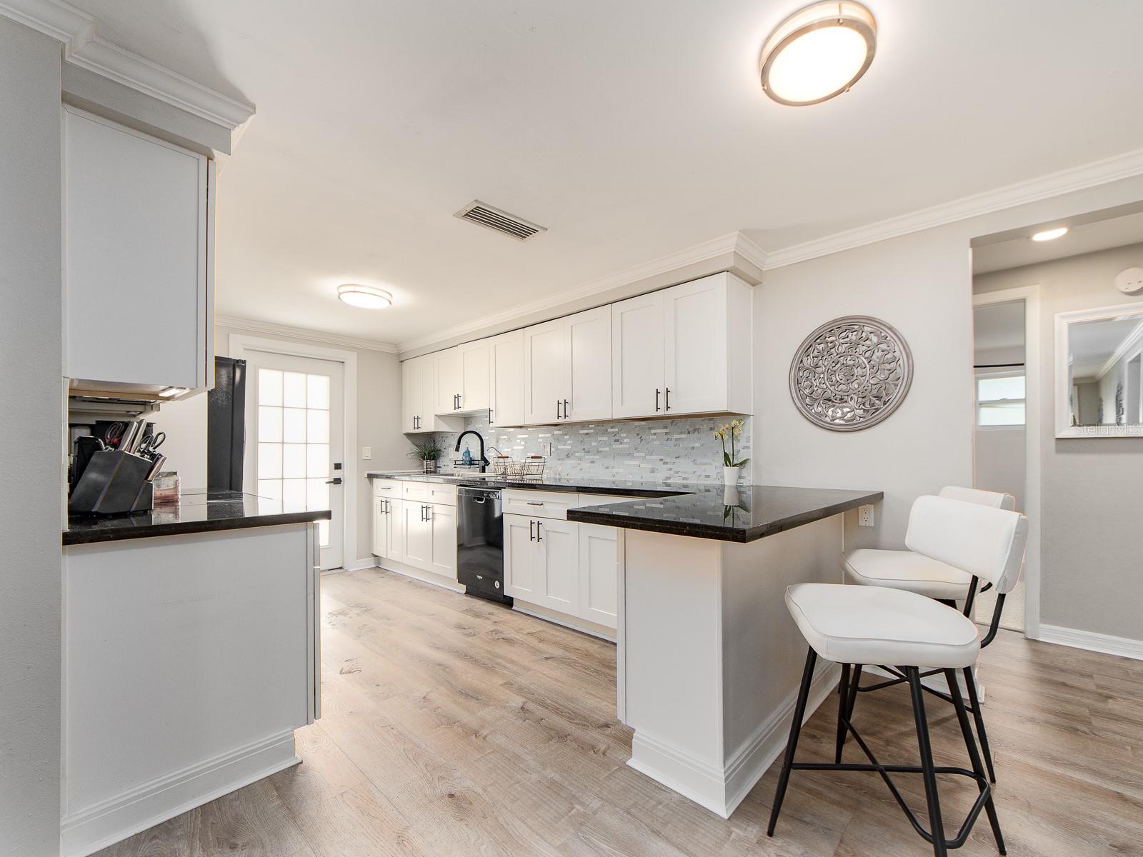 Image 7 of 32 For 3566 7th Avenue Se