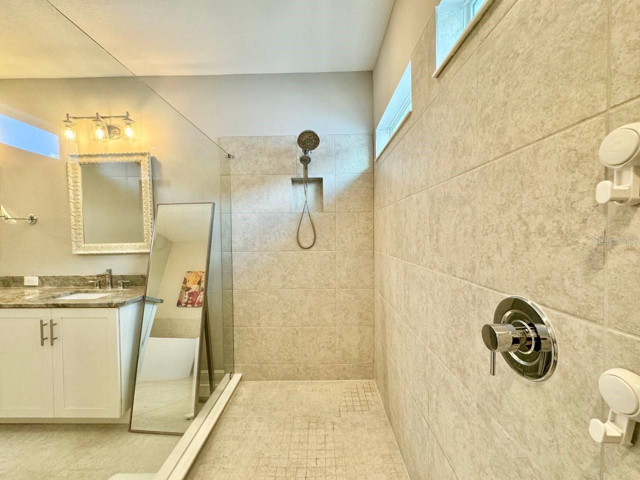 Image 34 of 46 For 816 Adalee Street