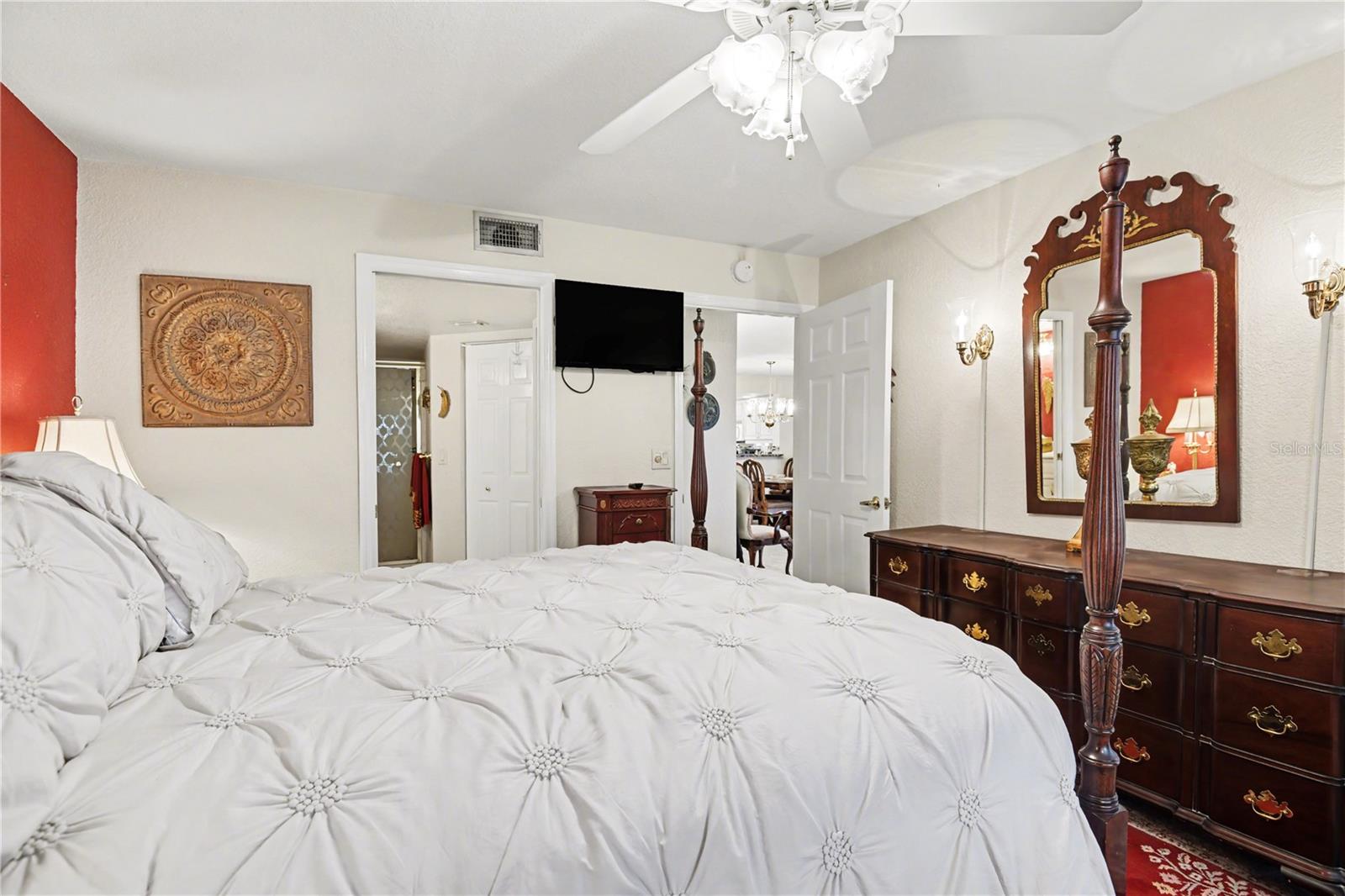 Image 17 of 28 For 5725 Greenwood Avenue 7104