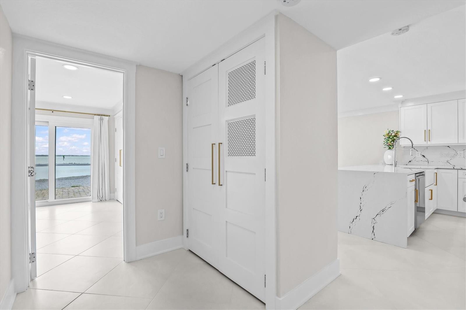 Image 14 of 59 For 865 Gulfview Boulevard 106